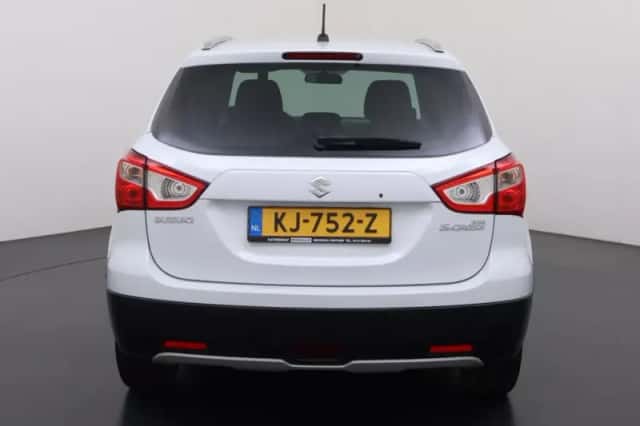 Suzuki S-Cross (2016) thumbnail 3