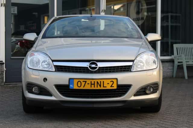 Opel Astra (2009) thumbnail 2