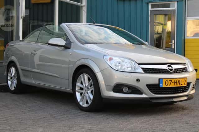 Opel Astra (2009) thumbnail 3