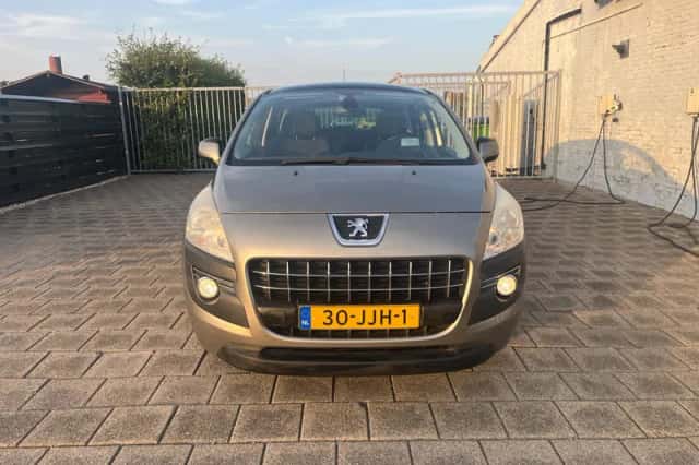 Peugeot 3008 (2009) thumbnail 2