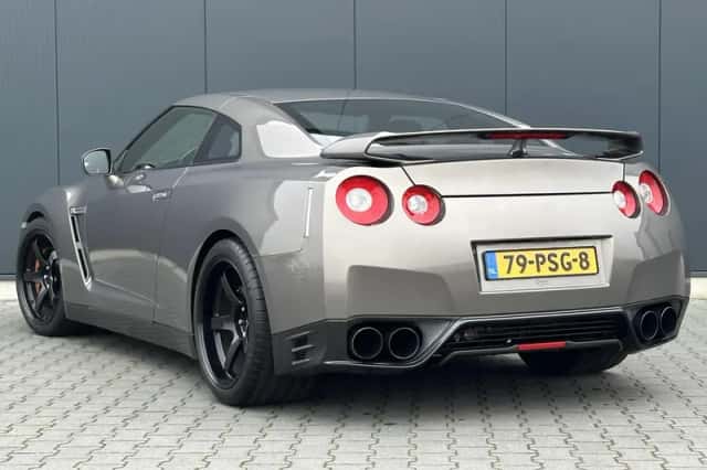 Nissan GT-R (2010) thumbnail 3