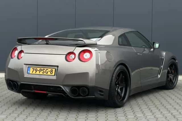 Nissan GT-R (2010) thumbnail 4