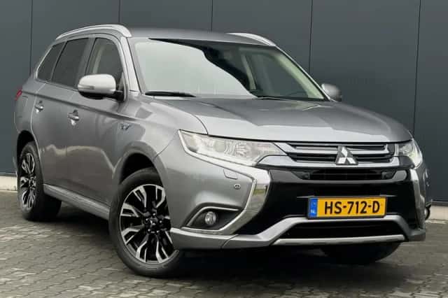 Mitsubishi Outlander (2015) thumbnail 2