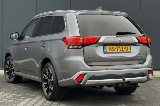 Mitsubishi Outlander (2015) thumbnail 3