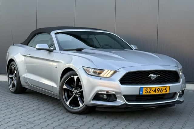 Ford Mustang (2015) thumbnail 2