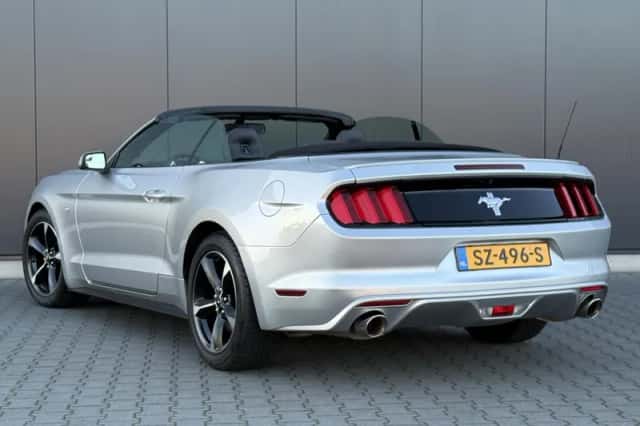 Ford Mustang (2015) thumbnail 3