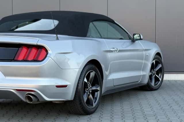 Ford Mustang (2015) thumbnail 5