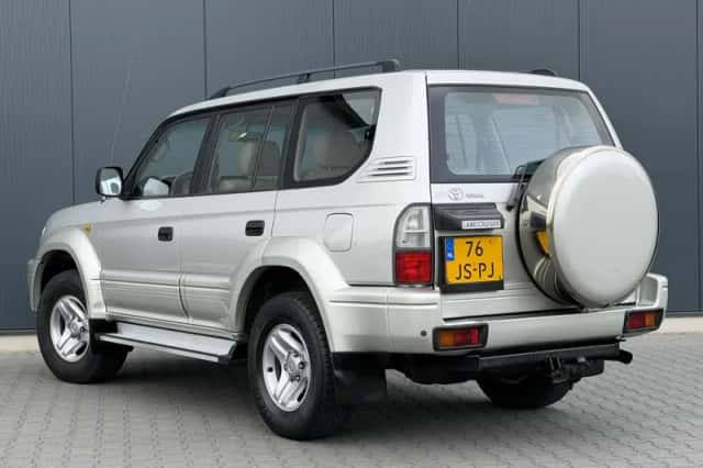 Toyota Land Cruiser (2002) thumbnail 3