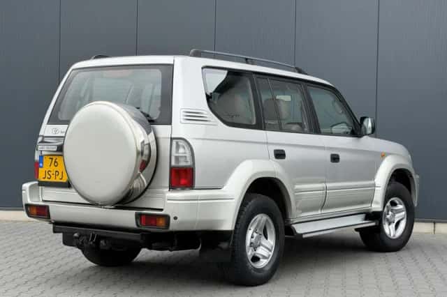 Toyota Land Cruiser (2002) thumbnail 4