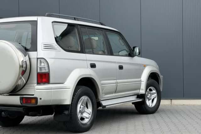Toyota Land Cruiser (2002) thumbnail 5