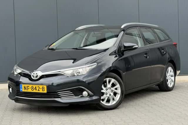 Toyota Auris (2017) thumbnail 1