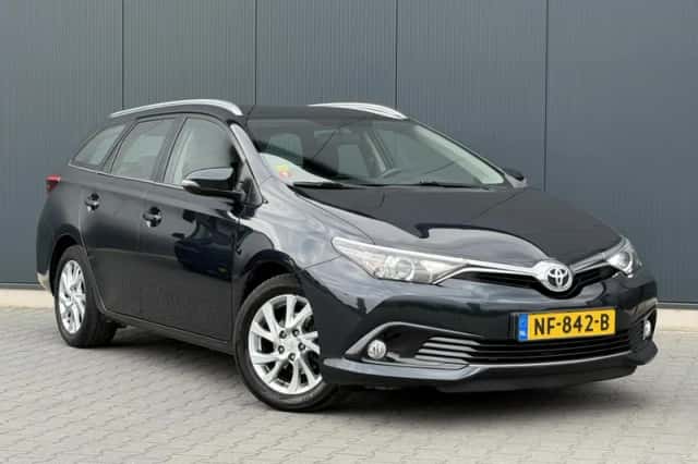 Toyota Auris (2017) thumbnail 2