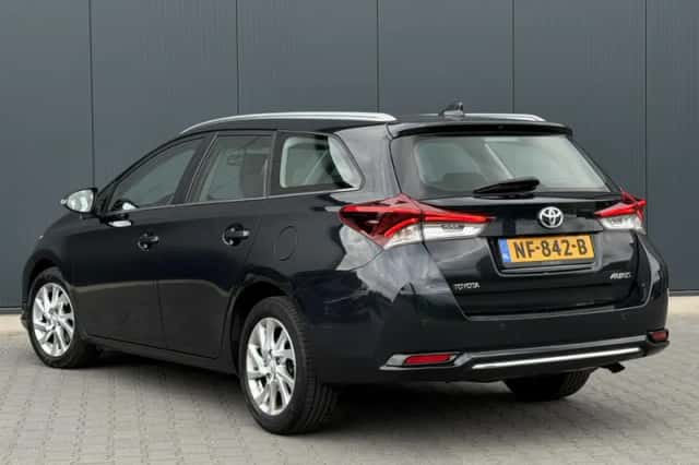 Toyota Auris (2017) thumbnail 3