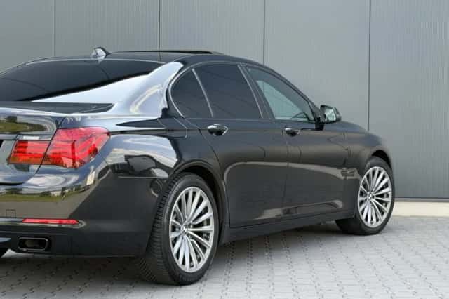 BMW 7-Serie (2014) thumbnail 5