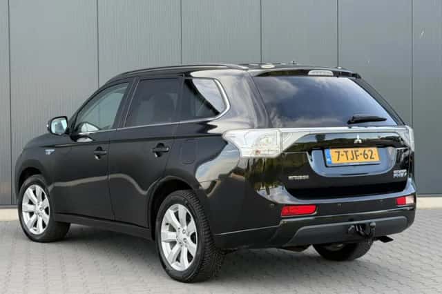 Mitsubishi Outlander (2014) thumbnail 3