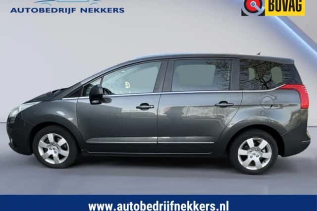 Peugeot 5008 (2010) thumbnail 4