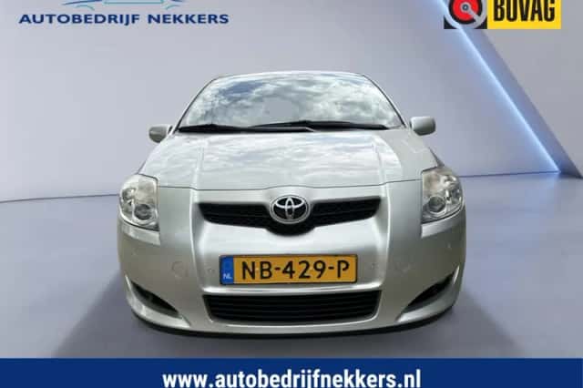 Toyota Auris (2009) thumbnail 2