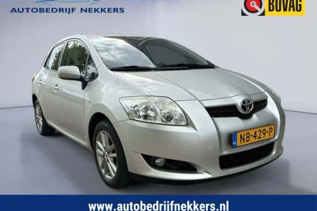 Toyota Auris (2009) thumbnail 3