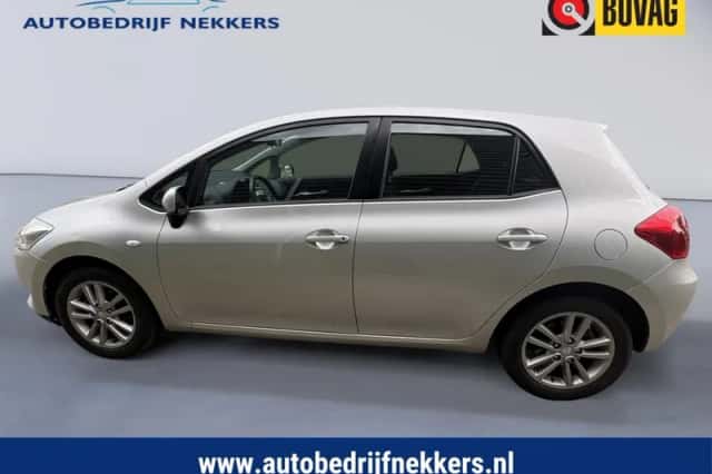 Toyota Auris (2009) thumbnail 4