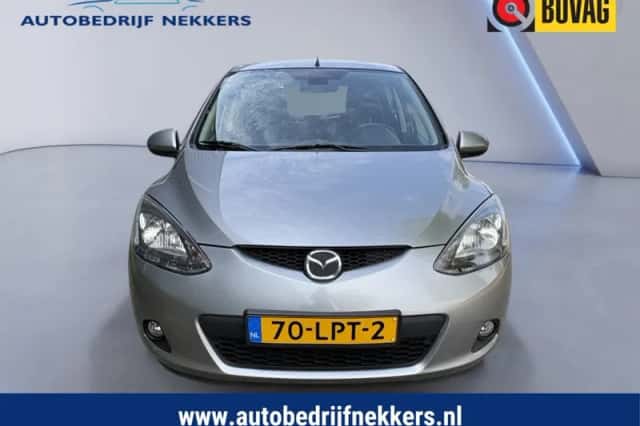 Mazda 2 (2010) thumbnail 2