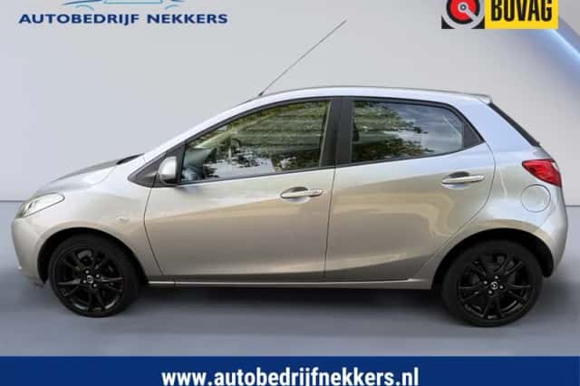 Mazda 2 (2010) thumbnail 4