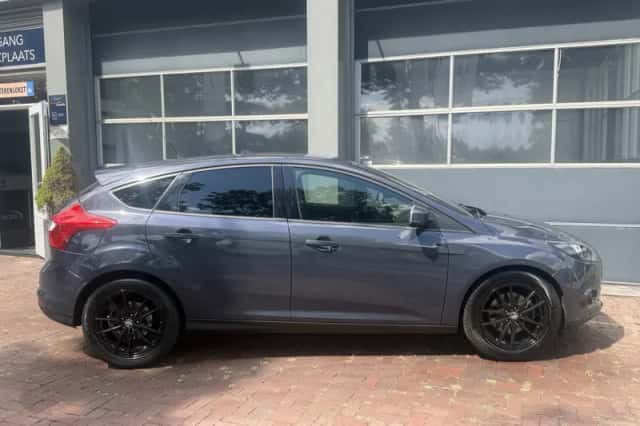 Ford Focus (2013) thumbnail 4