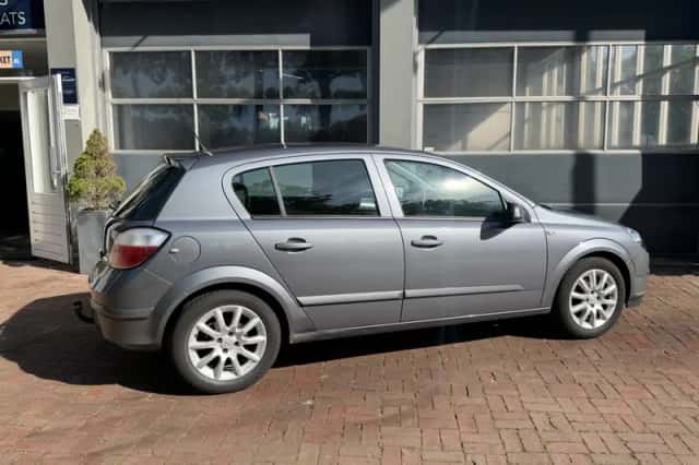 Opel Astra (2006) thumbnail 3
