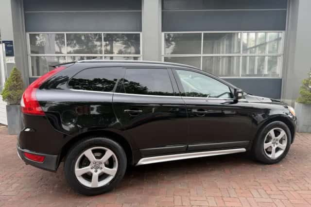 Volvo XC60 (2010) thumbnail 3