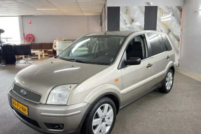 Ford Fusion (2004) thumbnail 1