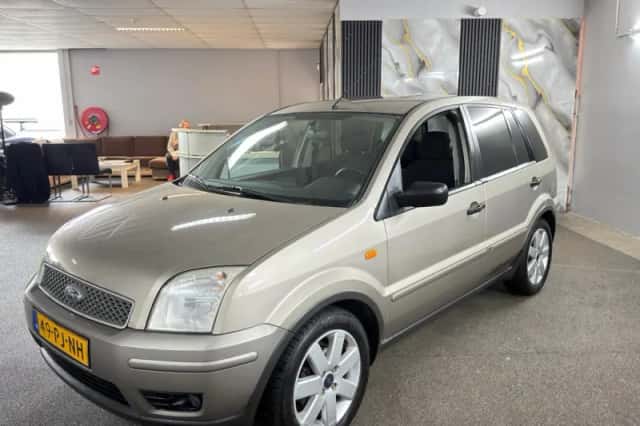 Ford Fusion (2004) thumbnail 2