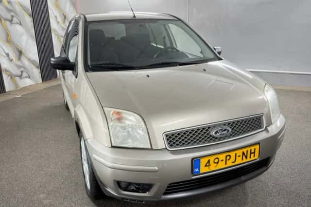 Ford Fusion (2004) thumbnail 4