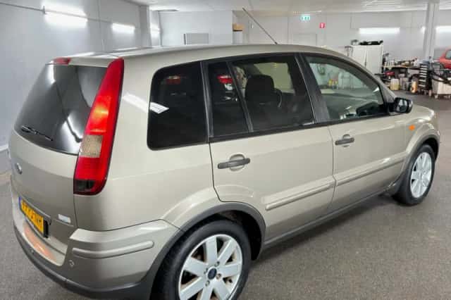 Ford Fusion (2004) thumbnail 5