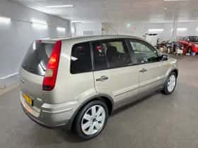 Ford Fusion (2004) thumbnail 5