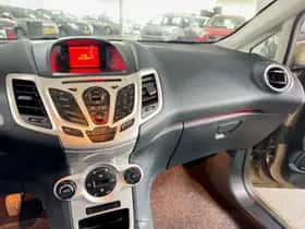 Ford Fiesta (2012) thumbnail 19
