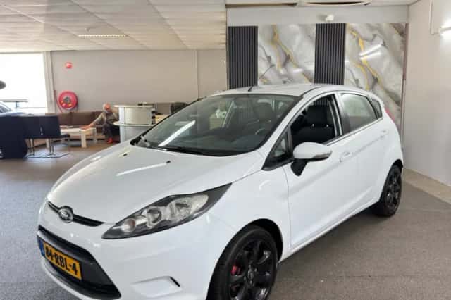 Ford Fiesta (2011) thumbnail 2
