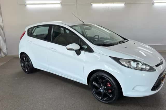 Ford Fiesta (2011) thumbnail 3