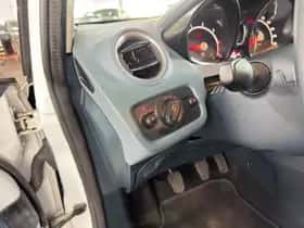 Ford Fiesta (2011) thumbnail 21