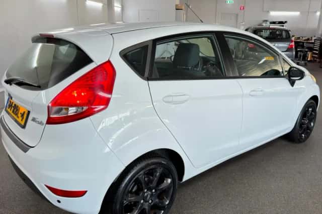 Ford Fiesta (2011) thumbnail 5