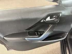 Peugeot 208 (2012) thumbnail 13