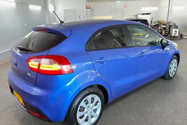 Kia Rio (2011) thumbnail 5