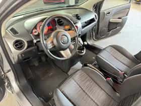 Mazda 2 (2010) thumbnail 16