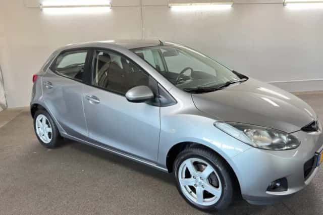 Mazda 2 (2010) thumbnail 3