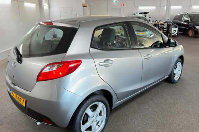 Mazda 2 (2010) thumbnail 5