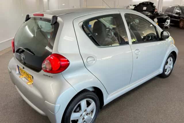 Toyota Aygo (2008) thumbnail 5