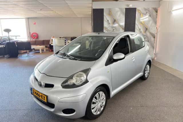 Toyota Aygo (2009) thumbnail 2