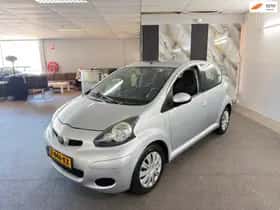 Toyota Aygo (2009) thumbnail 2