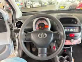 Toyota Aygo (2009) thumbnail 15