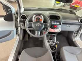 Toyota Aygo (2009) thumbnail 16
