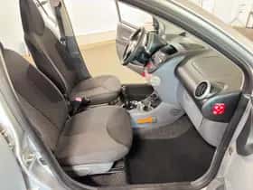 Toyota Aygo (2009) thumbnail 23
