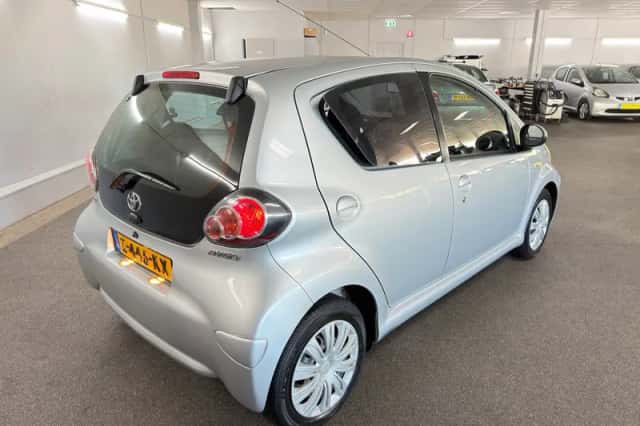 Toyota Aygo (2009) thumbnail 5